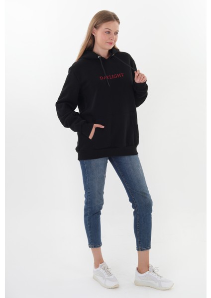 Daylıght Unisex Siyah Kapüşonlu Sweatshirt (Kırmızı Nakışlı) Kanguru cep detaylı çiftlere uygun unisex kapşonlu 3 iplik 290 gram şardonlu kumaş modelleri