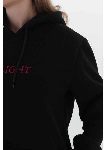 Daylıght Unisex Siyah Kapüşonlu Sweatshirt (Kırmızı Nakışlı) Kanguru cep detaylı çiftlere uygun unisex kapşonlu 3 iplik 290 gram şardonlu kumaş fırsatları