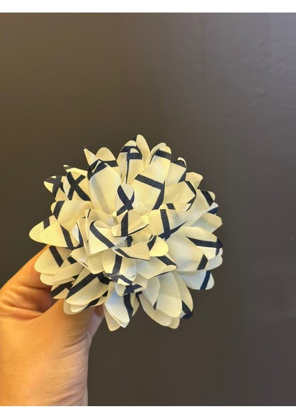 Ekose Desenli Lacivert Beyaz Çiçek Broş Yaka Iğnesi 10X10 cm