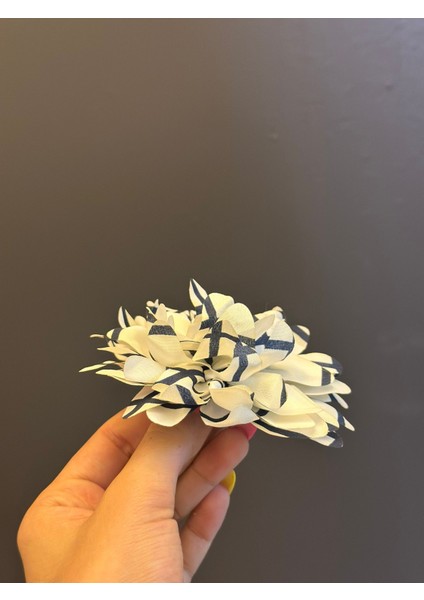 Ekose Desenli Lacivert Beyaz Çiçek Broş Yaka Iğnesi 10X10 cm fiyatları