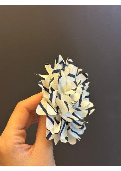 Ekose Desenli Lacivert Beyaz Çiçek Broş Yaka Iğnesi 10X10 cm modelleri