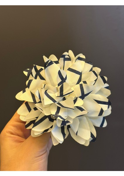 Ekose Desenli Lacivert Beyaz Çiçek Broş Yaka Iğnesi 10X10 cm fırsatları