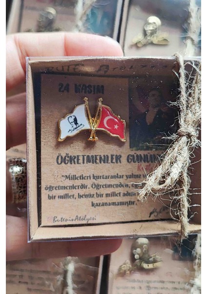 Öğretmenler Günü Hediyesi, Atatürk ve Flama Bayrak Yaka Rozeti Gold Renk