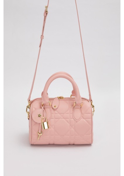 Pembe Yıldız Aksesuar Detaylı El Çantası