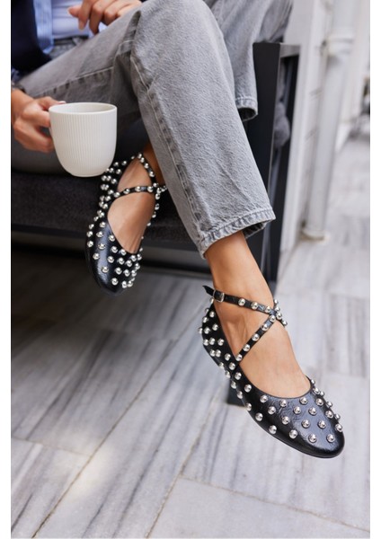 Rebecka Kadin Siyah Troklu Babet