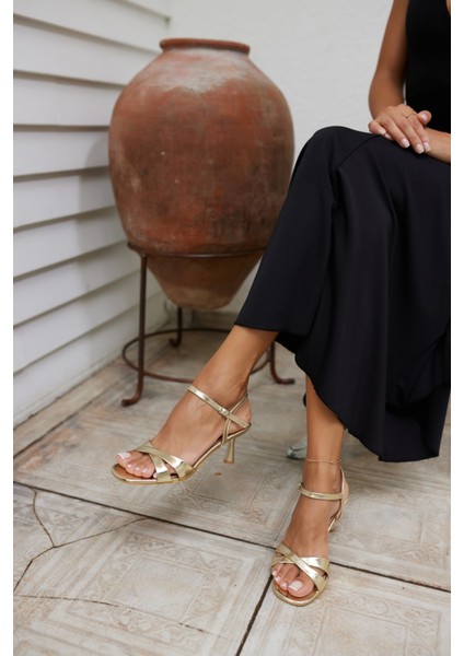 Estela Kadın Altın Çapraz Bantli Sandalet