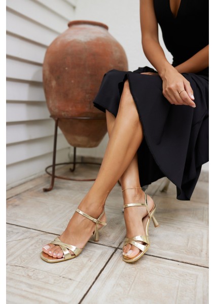 Estela Kadın Altın Çapraz Bantli Sandalet fiyatları