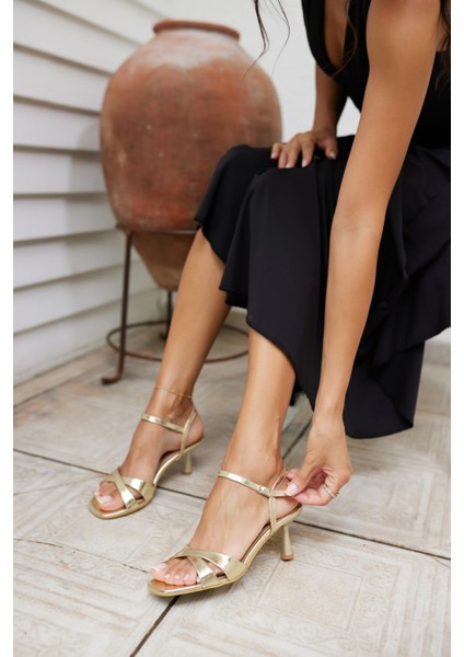 Estela Kadın Altın Çapraz Bantli Sandalet modelleri