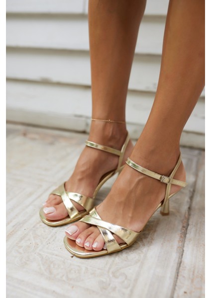 Estela Kadın Altın Çapraz Bantli Sandalet