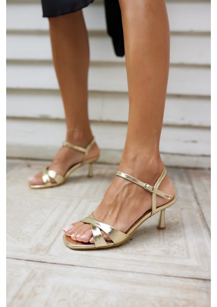 Estela Kadın Altın Çapraz Bantli Sandalet
