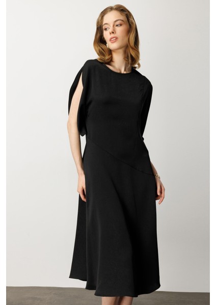 Saten Görünüm Kol Detaylı Elbise-Siyah