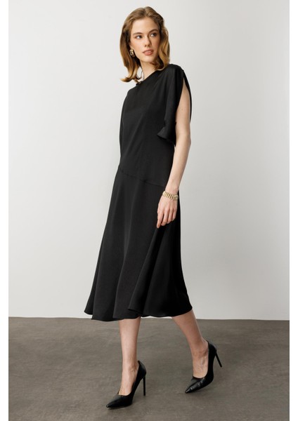 Saten Görünüm Kol Detaylı Elbise-Siyah