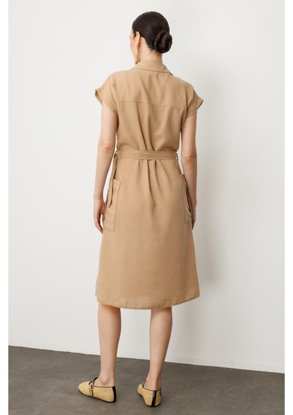 Keten Görünümlü Kuşaklı Elbise-Camel