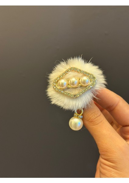 Beyaz Tüğlü Inci Zirkon Taşlı Broş Yaka Iğnesi 3x3 cm modelleri