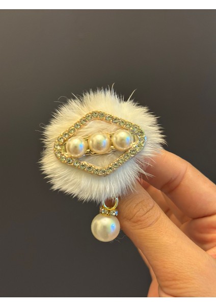 Beyaz Tüğlü Inci Zirkon Taşlı Broş Yaka Iğnesi 3x3 cm fırsatları