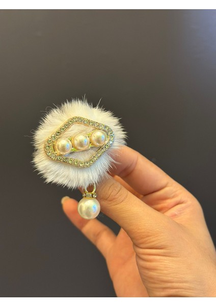 Beyaz Tüğlü Inci Zirkon Taşlı Broş Yaka Iğnesi 3x3 cm indirimleri