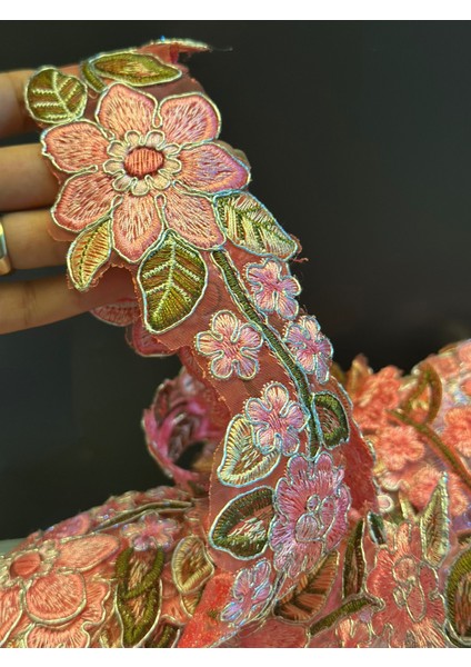 En 5 cm Varaklı Çiçekli Kesilebilen Şerit Dikiş Aplike 1 Metre