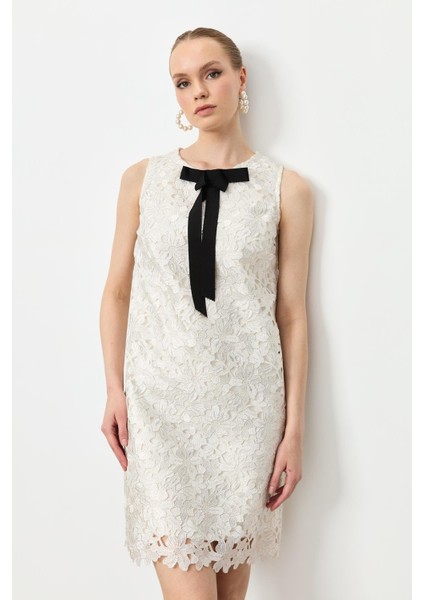 Kurdele Detaylı Dantel Elbise-Kemık