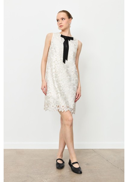 Kurdele Detaylı Dantel Elbise-Kemık modelleri