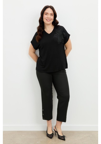 Büyük Beden Tül Çiçek Detaylı Bluz-Siyah