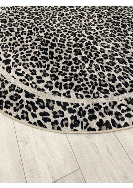 Leopar Desenli Oval Lateks Deri Halı