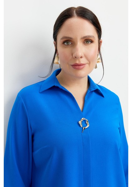 Büyük Beden Broş Detaylı Gömlek-Sax