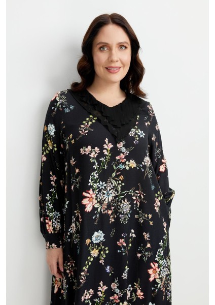 Büyük Beden Yaka Detalı Uzun Elbise-Siyah