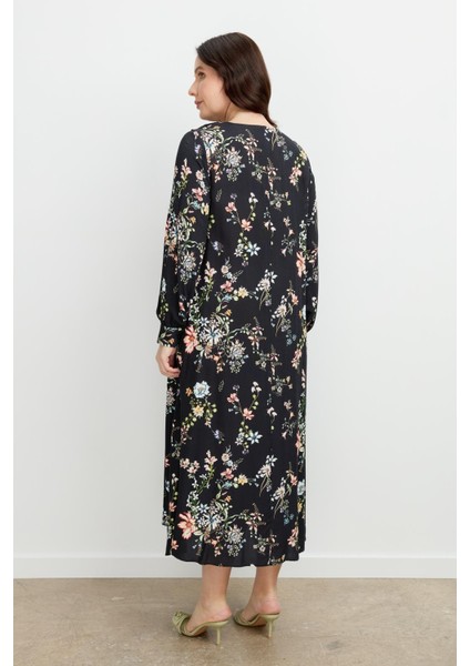 Büyük Beden Yaka Detalı Uzun Elbise-Siyah