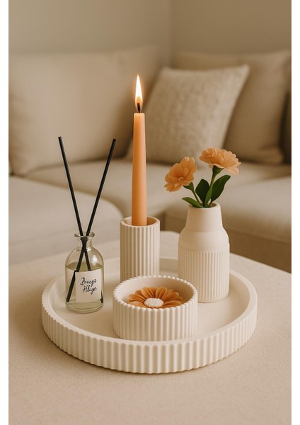 Soft Dekor Seti – Papatyalı Mum, Vazo, Çizgili Mumluk ve Oda Kokusu