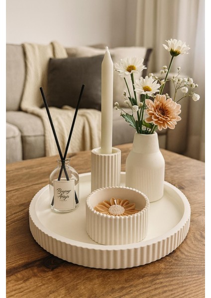 Soft Dekor Seti – Papatyalı Mum, Vazo, Çizgili Mumluk ve Oda Kokusu modelleri
