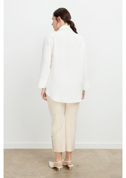 Büyük Beden Yakası Broşlu Gömlek-Kemık