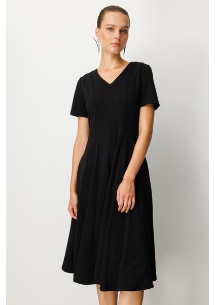 V Yaka Midi Elbise-Siyah fırsatları