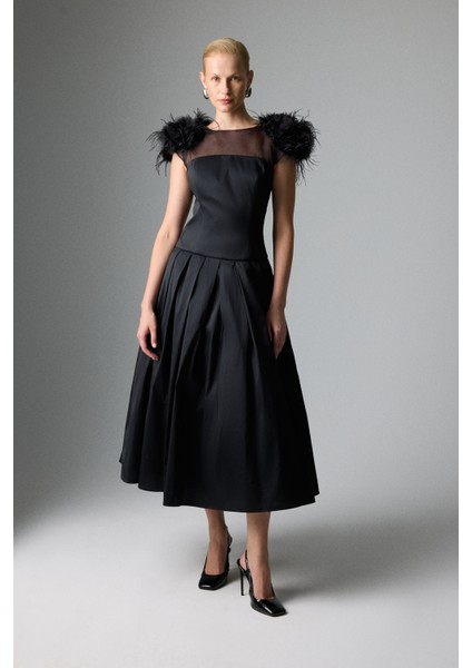 Omuzları Çiçek Aksesuarlı Pileli Midi Boy Elbise Siyah K2611310_001