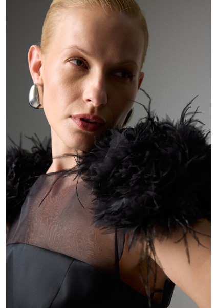 Omuzları Çiçek Aksesuarlı Pileli Midi Boy Elbise Siyah K2611310_001 modelleri