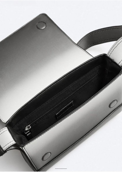 Gölgeli Tasarımlı Kapaklı Çapraz Askılı Siyah Çanta indirimleri