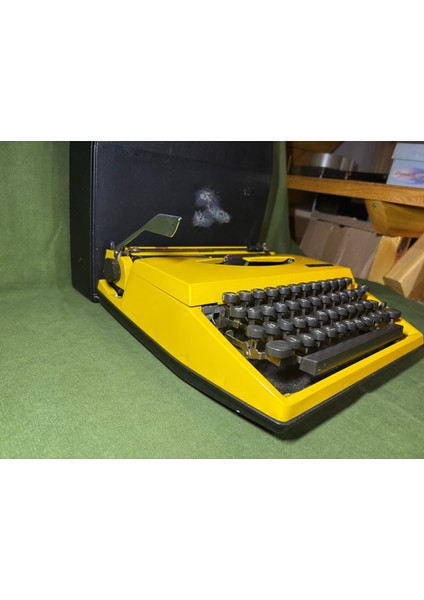 Adler Tippa Sarı Renk Çantalı Daktilo - Sorunsuz Çalışır Durumda modelleri