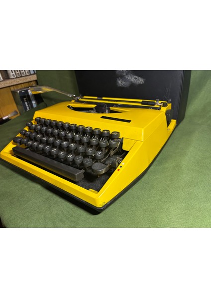 Adler Tippa Sarı Renk Çantalı Daktilo - Sorunsuz Çalışır Durumda indirimleri