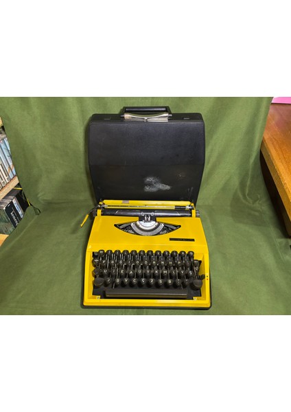 Adler Tippa Sarı Renk Çantalı Daktilo - Sorunsuz Çalışır Durumda
