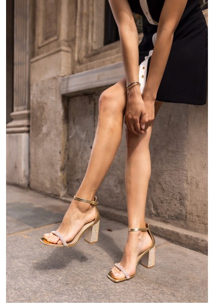 Elvi Kadin Gumus Kalın Topuklu Tek Bant Taşli Sandalet modelleri