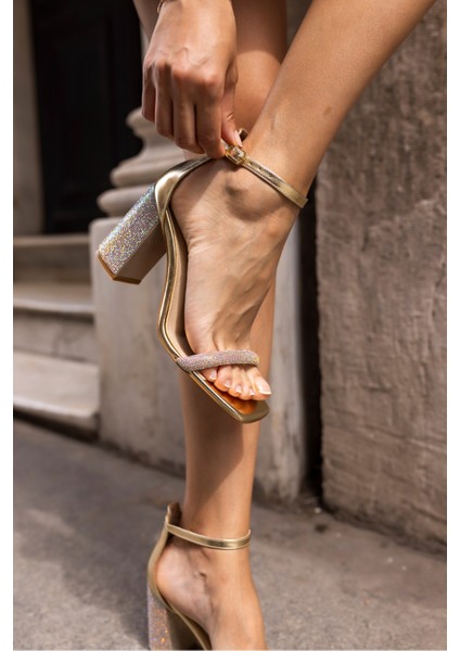 Elvi Kadin Gumus Kalın Topuklu Tek Bant Taşli Sandalet fırsatları