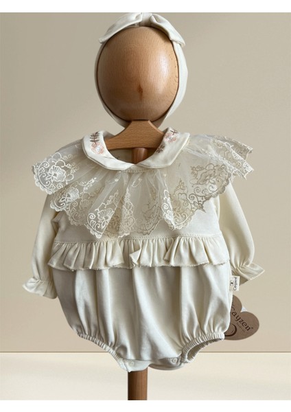 Mobil Dantel Yaka Detaylı Kız Bebek Romper – Krem