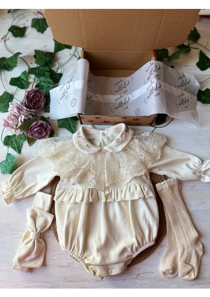 Mobil Dantel Yaka Detaylı Kız Bebek Romper – Krem