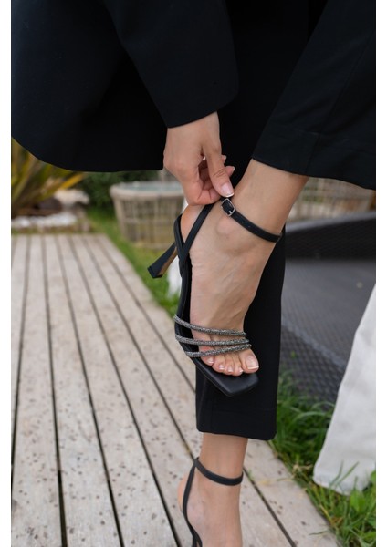 Vitali Kadin Siyah Taş Detay Topuklu Ayakkabi