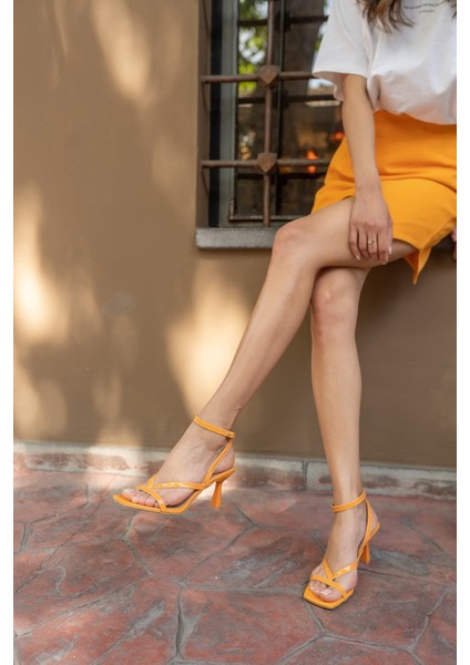 Boyence Kadin Orange Rugan Parmak Arasi Detay Topuklu Sandalet