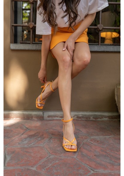 Boyence Kadin Orange Rugan Parmak Arasi Detay Topuklu Sandalet fiyatları