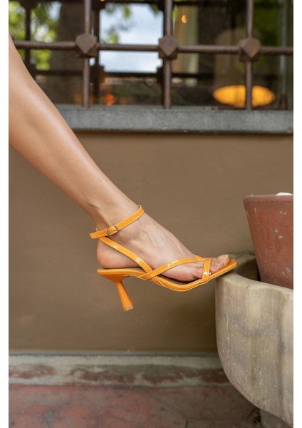 Boyence Kadin Orange Rugan Parmak Arasi Detay Topuklu Sandalet fırsatları