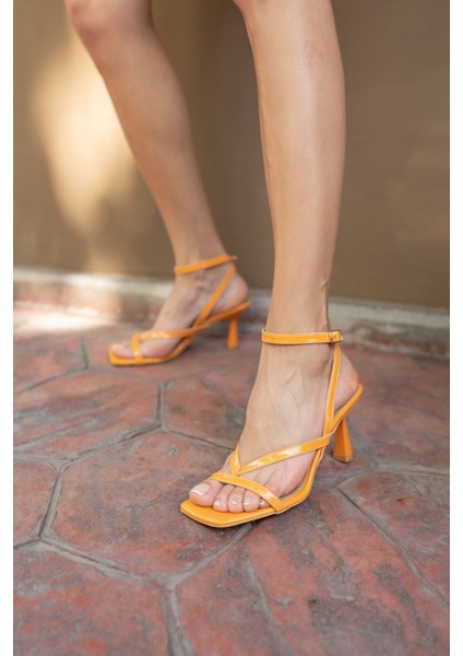 Boyence Kadin Orange Rugan Parmak Arasi Detay Topuklu Sandalet