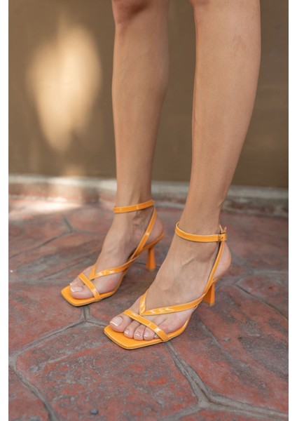 Boyence Kadin Orange Rugan Parmak Arasi Detay Topuklu Sandalet