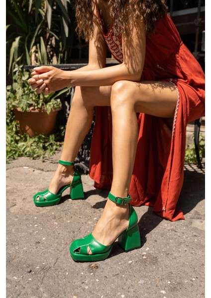 Carmen Kadin Siyah Platform Detay Topuklu Sandalet