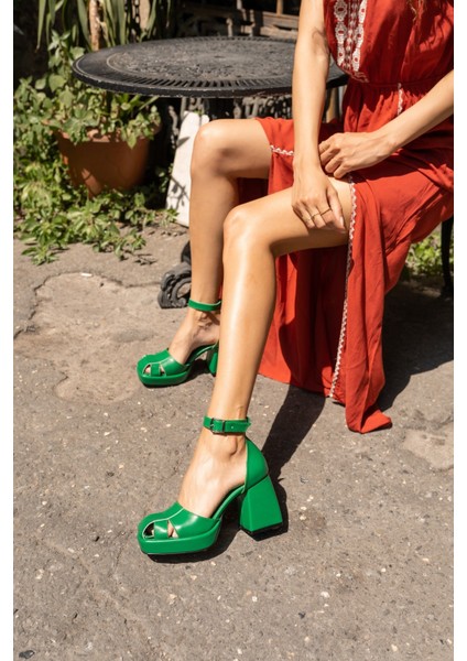 Carmen Kadin Siyah Platform Detay Topuklu Sandalet fiyatları